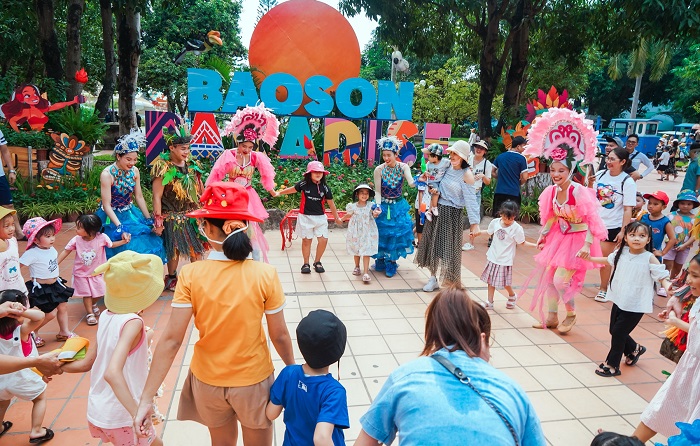 Du khách hòa mình vào những vũ điệu vui nhộn tại Công viên Thiên đường Bảo Sơn 